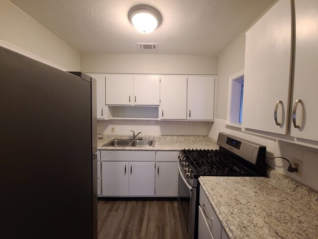 Foto del edificio - 2 bedroom 1 bath house w/ bonus room off G...
