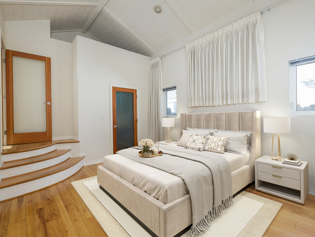 Master bedroom - 311 W Oak Ave