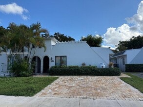 Building Photo - 824 SW 12th Pl