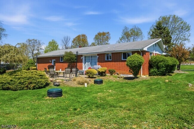 Foto del edificio - 131 Califon Rd