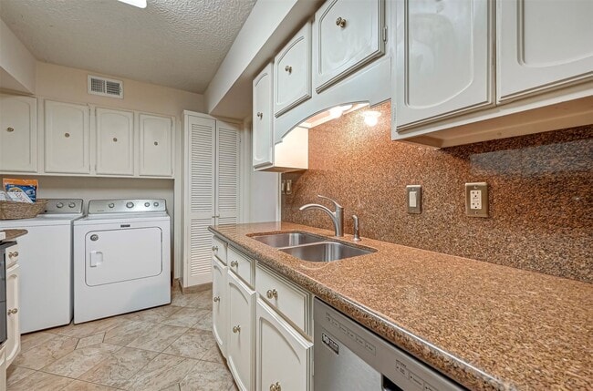 Building Photo - 482 N Post Oak Ln