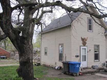 Frente exterior - 814 E 11th St