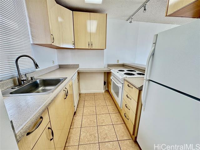 Primary Photo - 2121 Ala Wai Blvd
