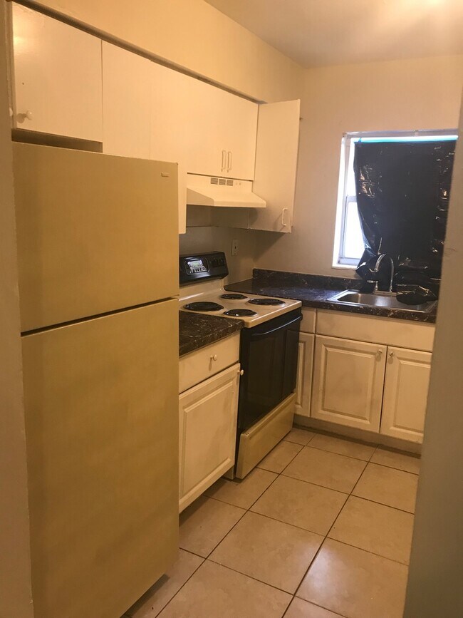 Building Photo - Large 3-1.5