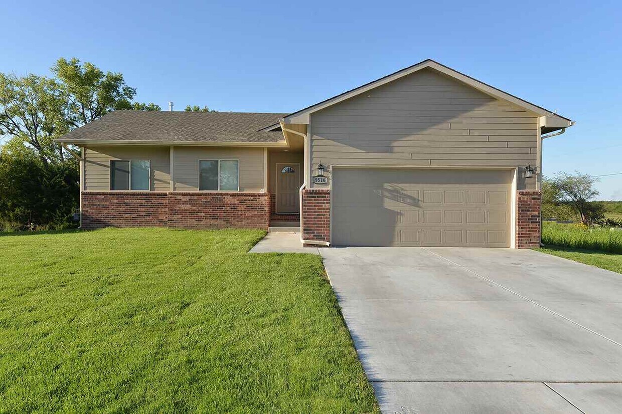 Primary Photo - 9305 E Champions St