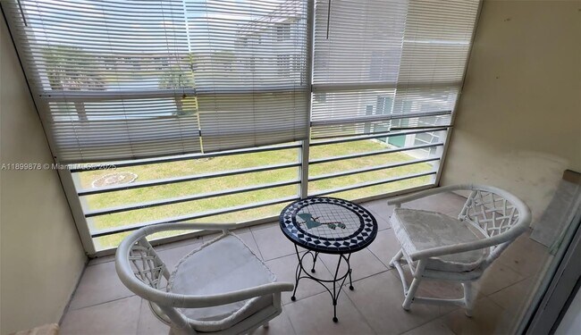 Foto del edificio - 8280 Sunrise Lakes Blvd