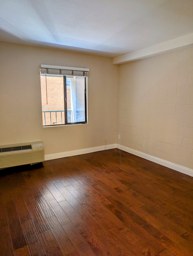 Bedroom with Air Conditioning - 225 W 6th St