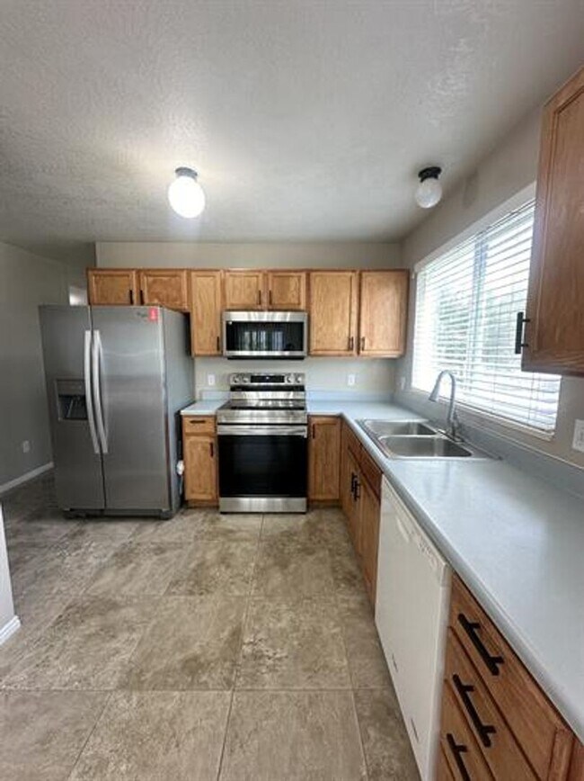 Building Photo - Charming Murray Home