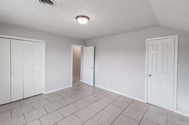 Building Photo - 1114 E 64th St