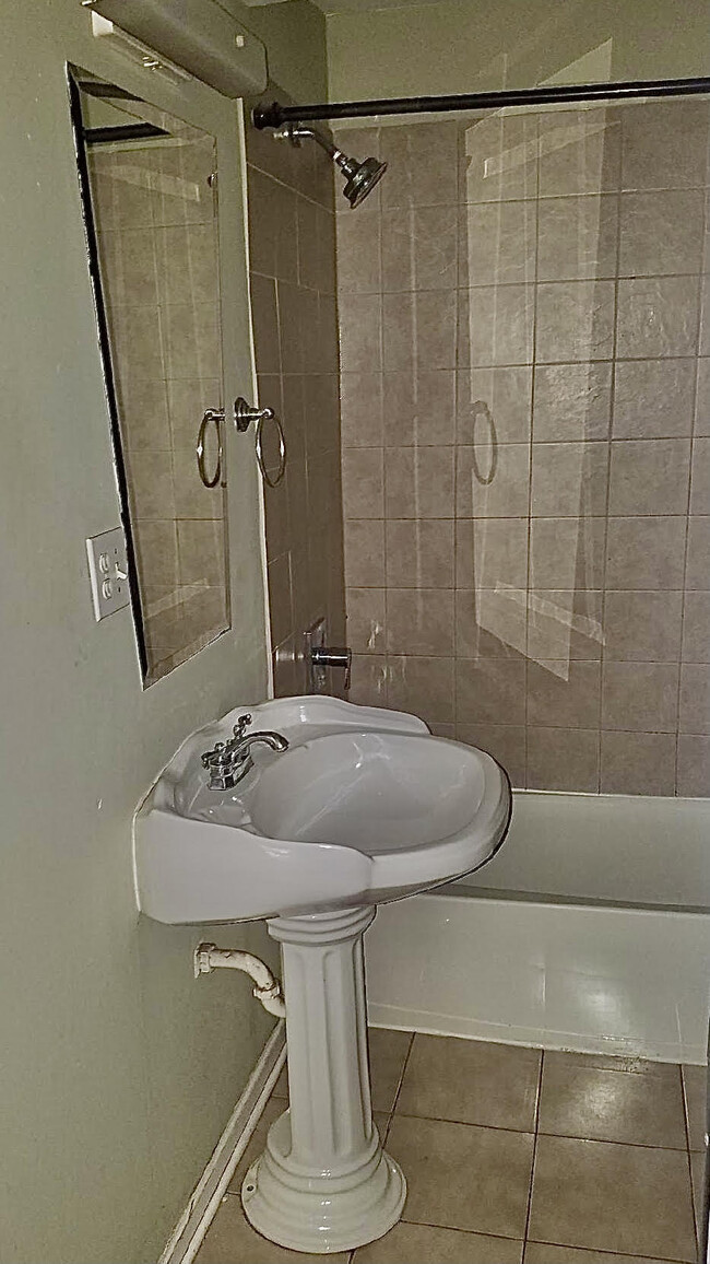 Bathroom - 1525 N Artesian Ave