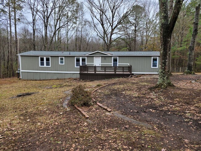Building Photo - Spacious 3 BR 3 BA Home on 5 Acres