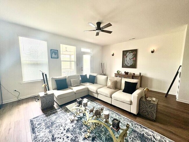 Foto del edificio - Scenic 3-Bed Townhome with Screened Porch, First Floor Storage & 1-Car Garage – Overlooking the G...
