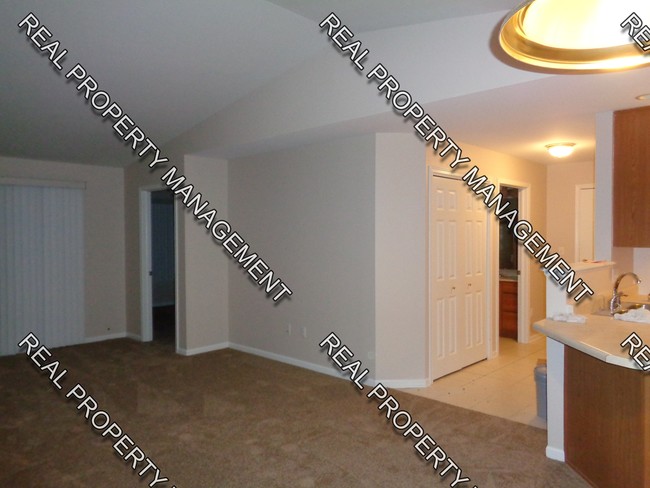 Building Photo - 537 Cambridge Ct