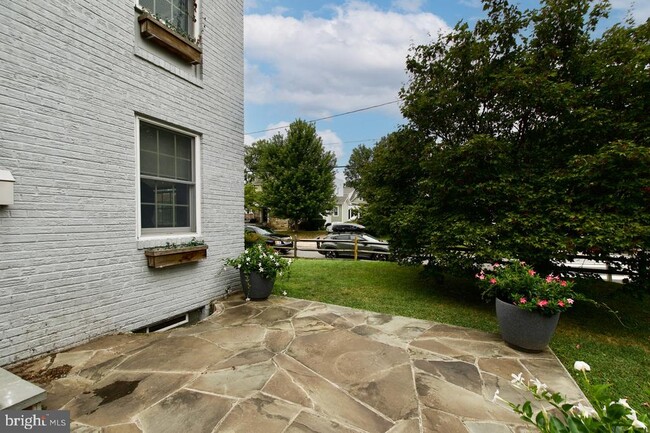 Building Photo - 1820 Leslie Ave