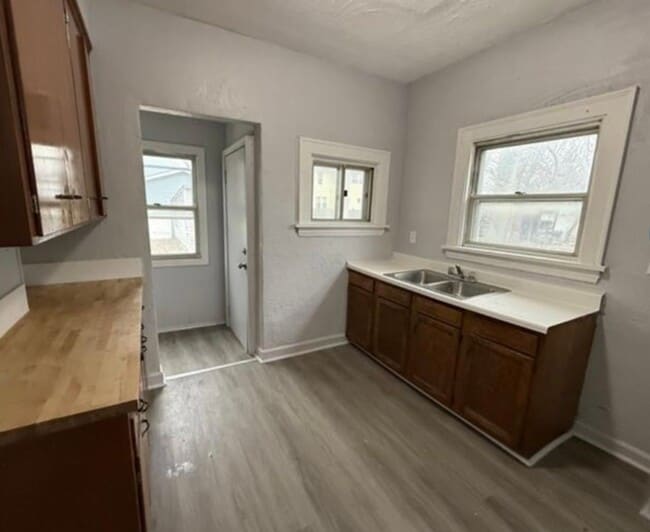 Building Photo - 3bd Single Section 8