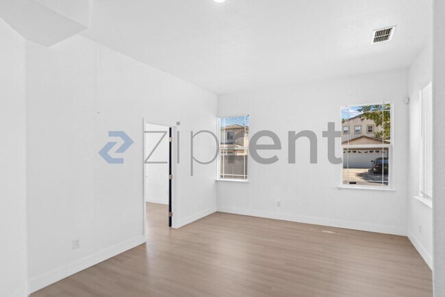 Building Photo - Unit