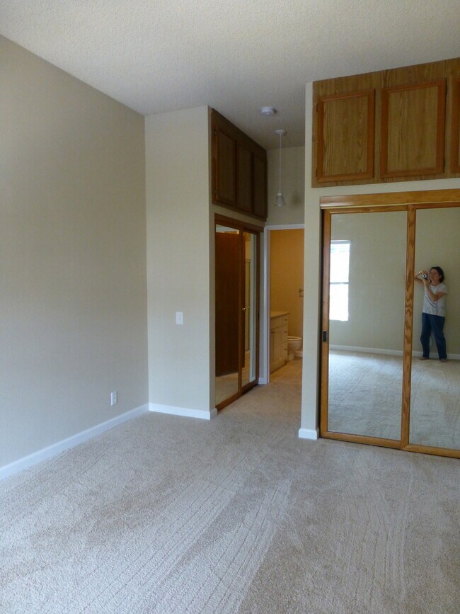 Building Photo - 2BD 2BA Condo with 2 Assigned Parking in P...