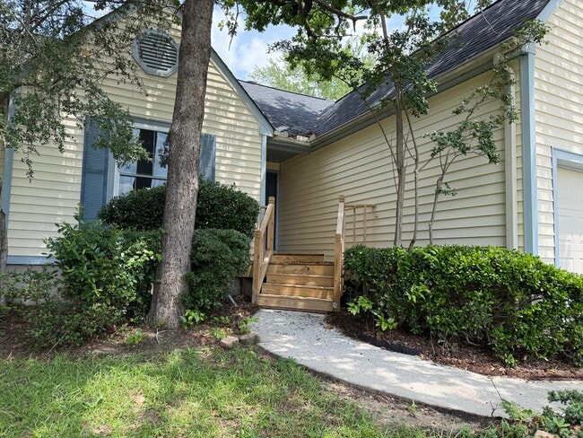 Building Photo - 210 Suffolk Dr