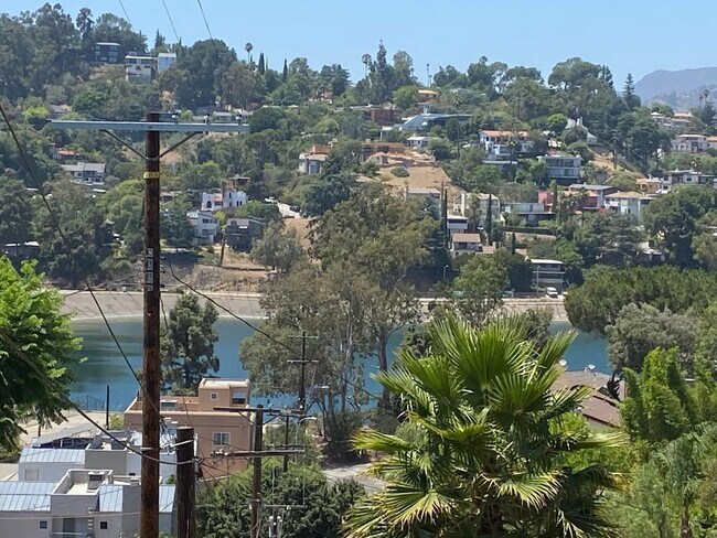 Vista al lago plateado - 2267 1/2 Ewing St