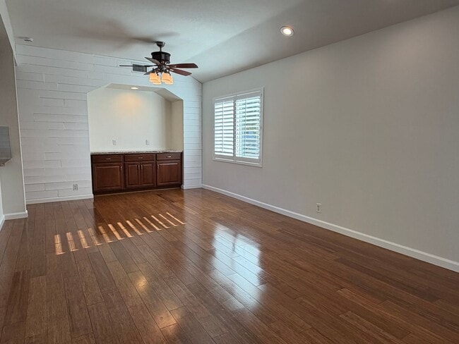 Foto del edificio - Very Private Carriage Unit Available Now!