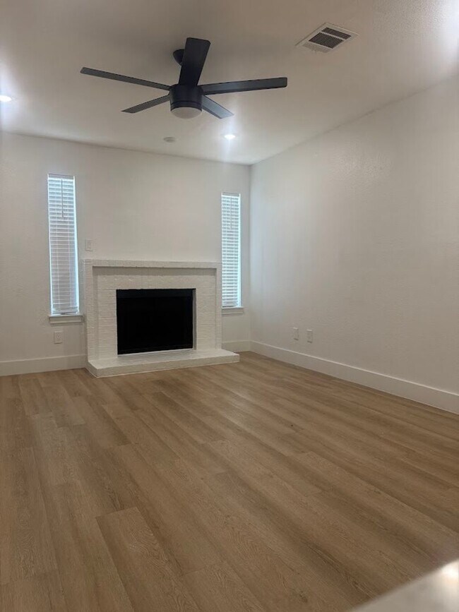 Foto del edificio - River Crossing Townhome - Brand New Finish Out