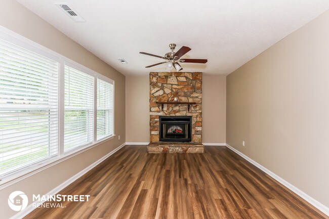 Building Photo - 221 Huntsmoor Dr