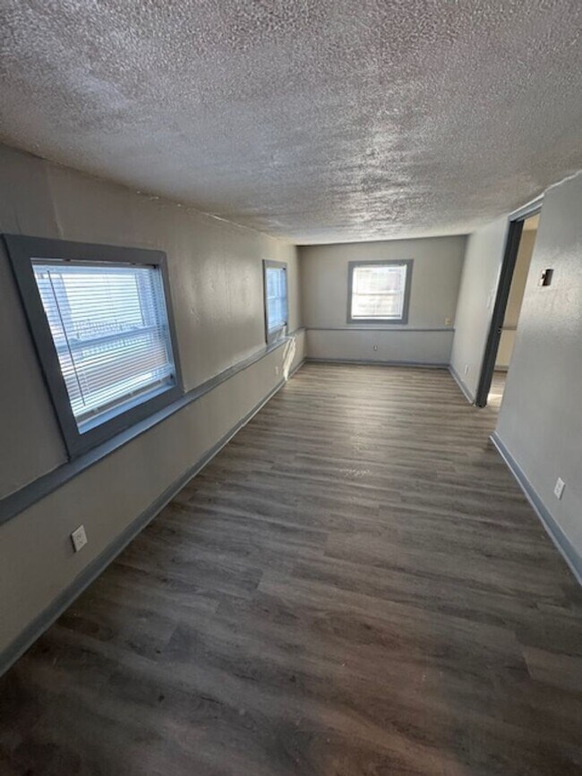 Foto del edificio - 2203 Rehm Dr