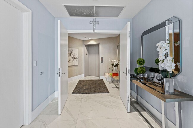 Foto del edificio - Luxury Beachfront Living at Its Finest – Fully Furnished Condo in Prime Fort Lauderdale Location!
