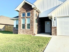 Building Photo - 1010 Pink Lady Pl