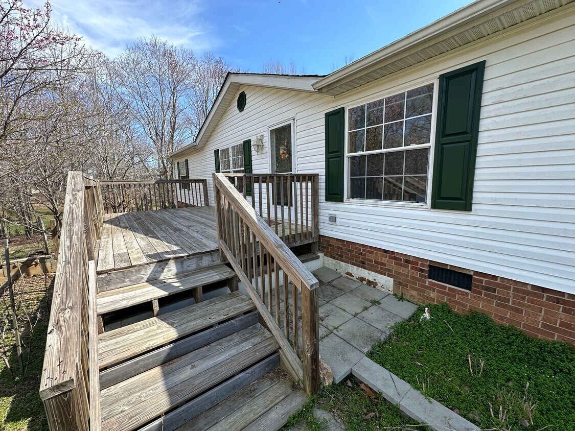 Primary Photo - Spacious home in Campbell County. Country ...