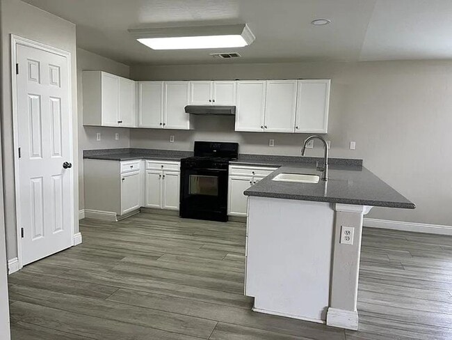 Building Photo - Spacious and super clean 4 bedroom, 2 bath...