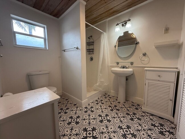 Building Photo - 656 Manor Dr