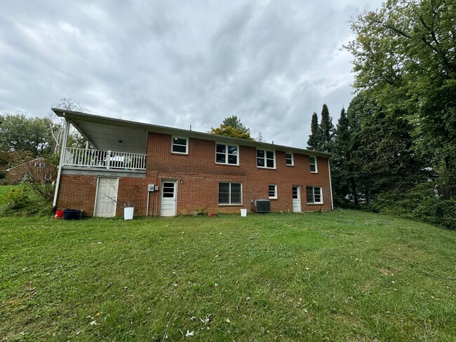 Building Photo - Spacious Home close to VT campus - 3bd 2ba