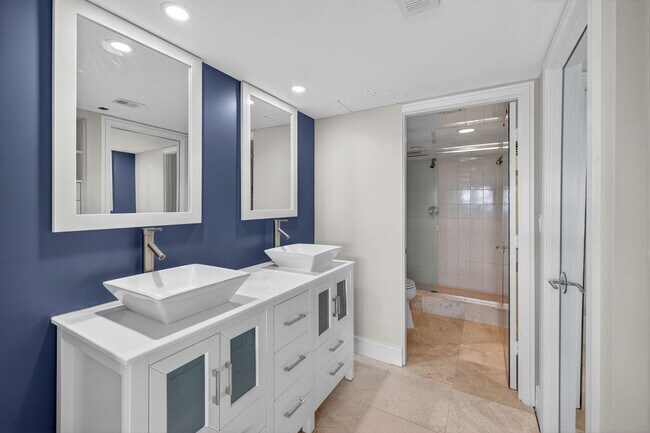 Foto del edificio - 3200 Port Royale Dr N