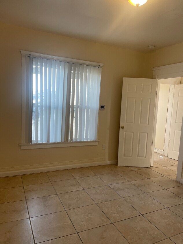Primary Photo - 705 W 41st Pl