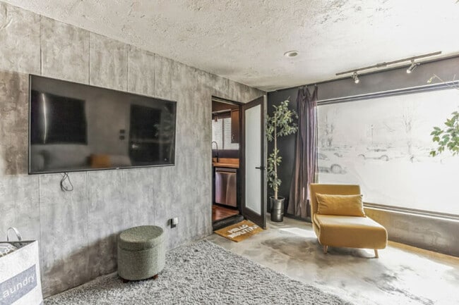 Building Photo - Private Resort Style Oasis, Pets, No Booki...