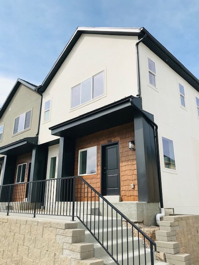 Beautiful new construction townhouse with quartz countertops and 2 car garage - Beautiful new construction townhouse with quartz countertops and 2 car garage