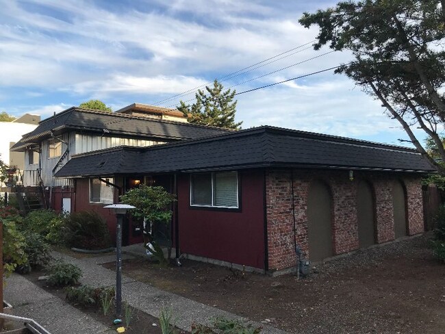 La entrada al apartamento está en el segundo piso (extremo izquierdo de esta foto). - 9552 Interlake Avenue North