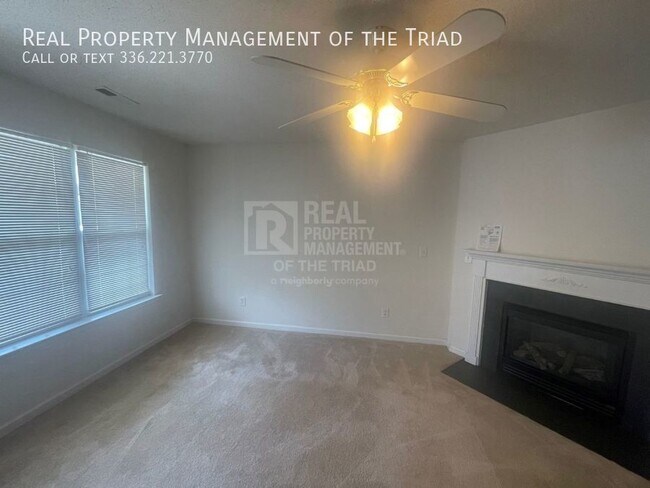 Foto del edificio - Amazing Single-Level 2bd/2ba Duplex Unit A...