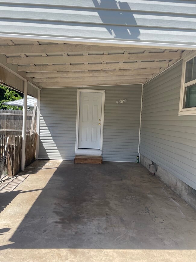 Building Photo - 900 N University Blvd