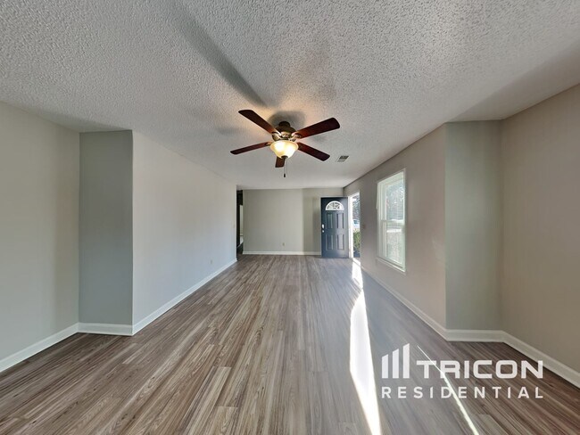 Building Photo - 812 N Royal Tower Dr