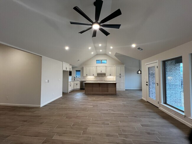 Foto del edificio - 720 N Country Club Dr