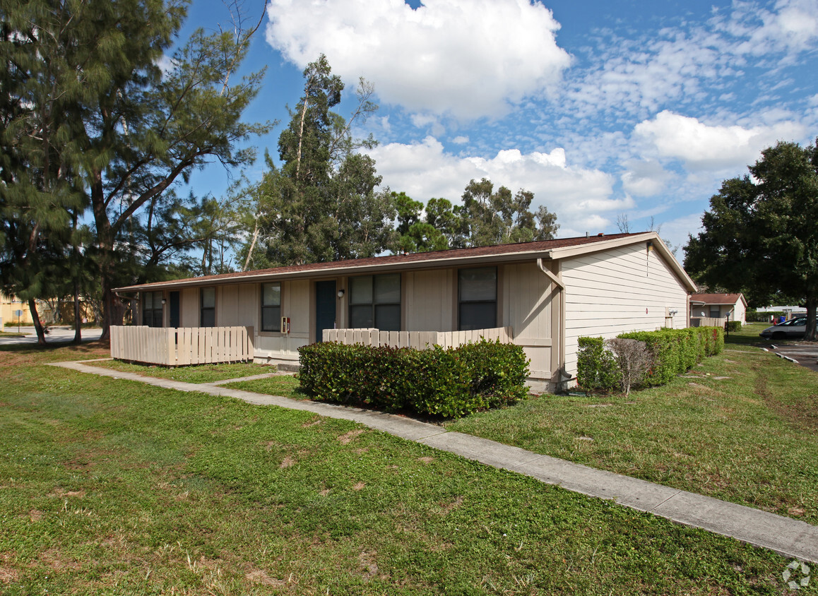 Primary Photo - Suntree Apartments