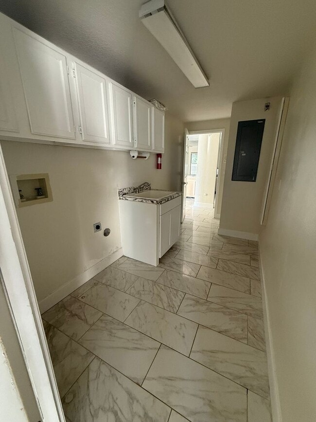 Building Photo - Beautiful Spacious 3 bed 3 bath Home in De...