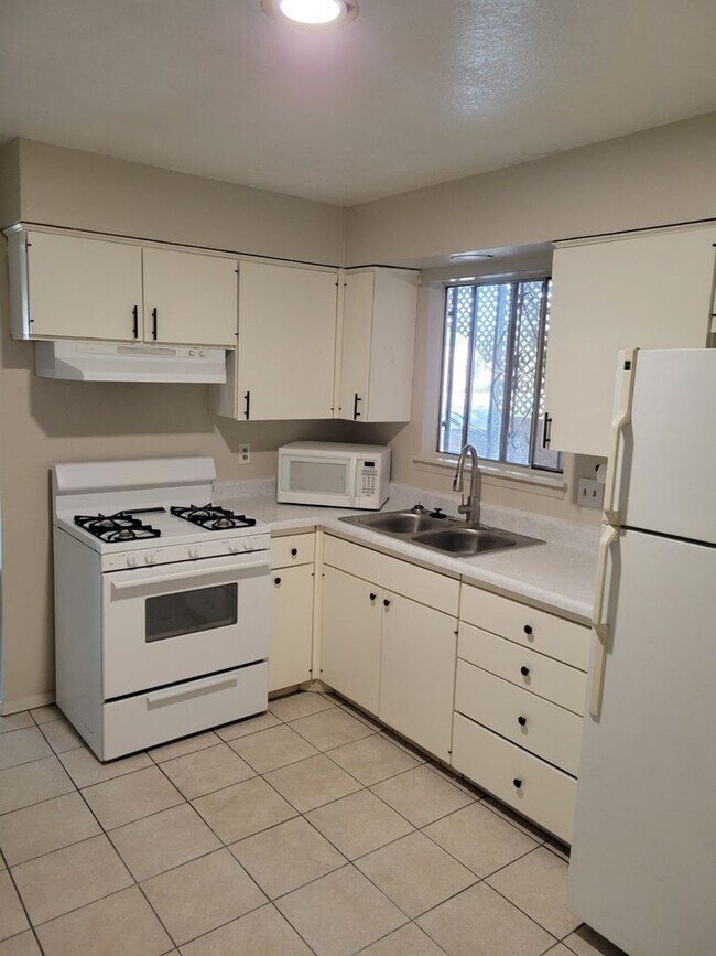 Foto del edificio - 3 bed 1 bath Townhouse