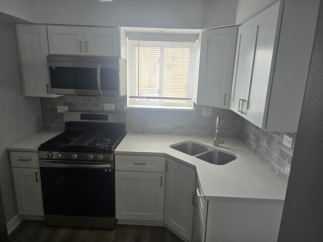 Foto del edificio - 6830 N Ozark Ave