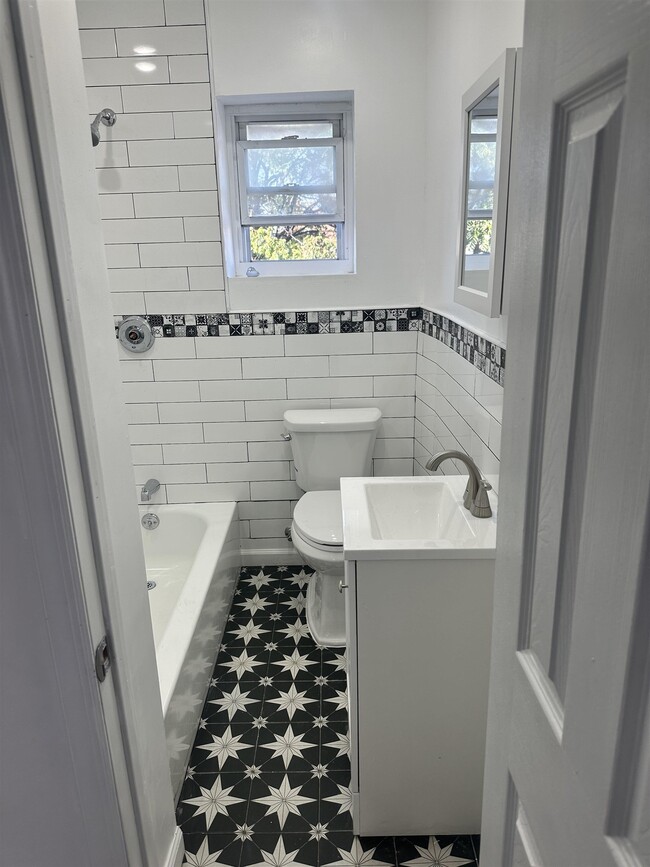 Building Photo - 340 2nd St