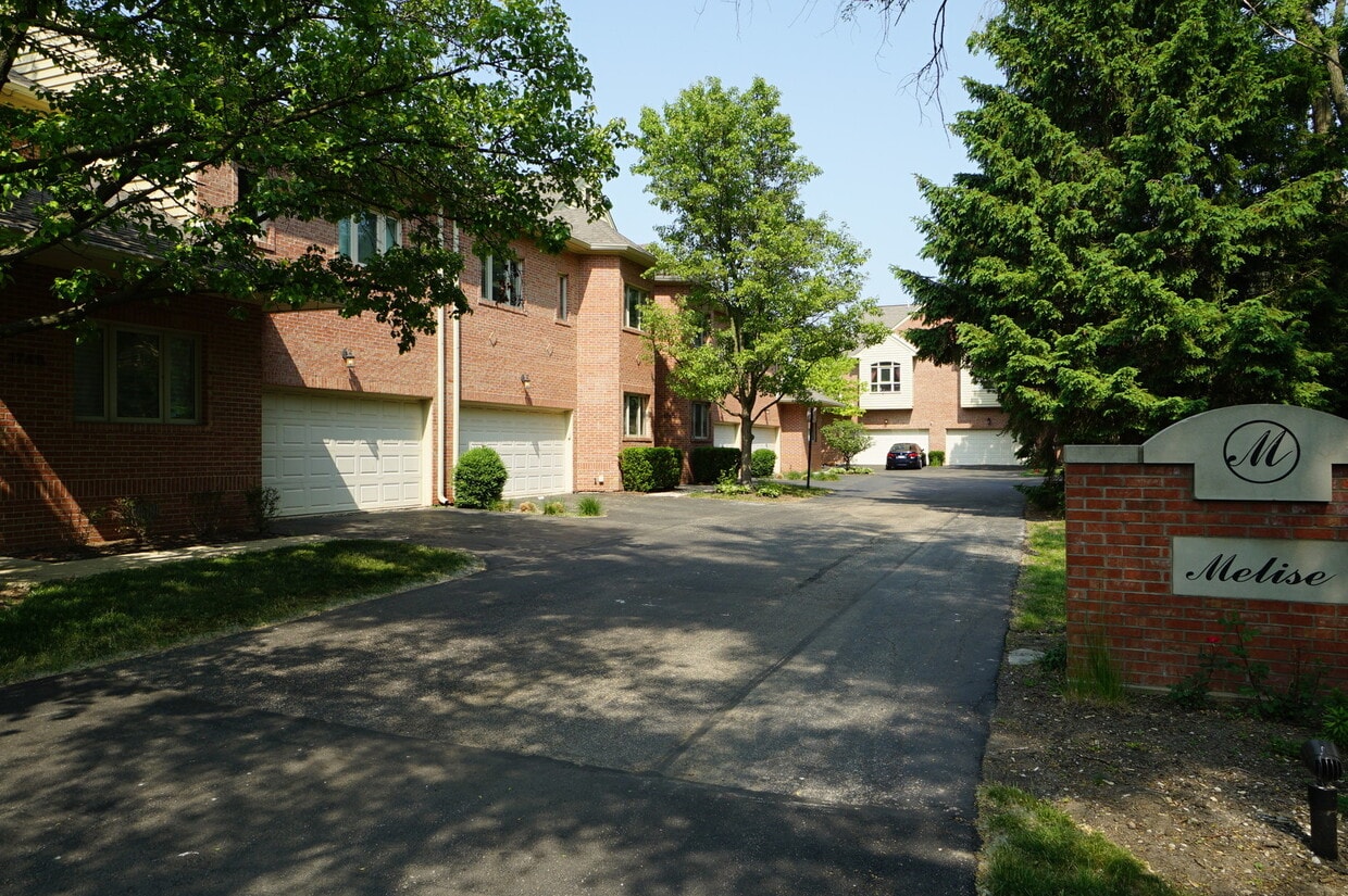 1740 Melise Dr, Glenview, IL 60025 Townhouse for Rent in Glenview, IL