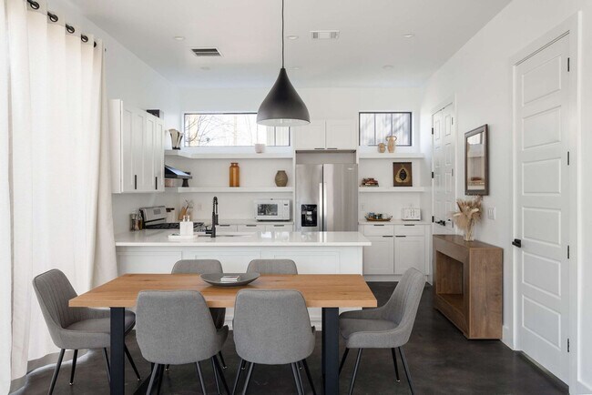 Foto del edificio - 5208 Evans Ave