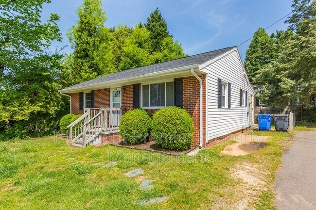 Building Photo - 208 Oakhurst St